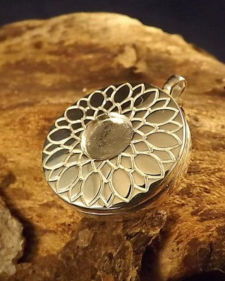 Silver Locket With Engraved Front For 8mm Cabochon